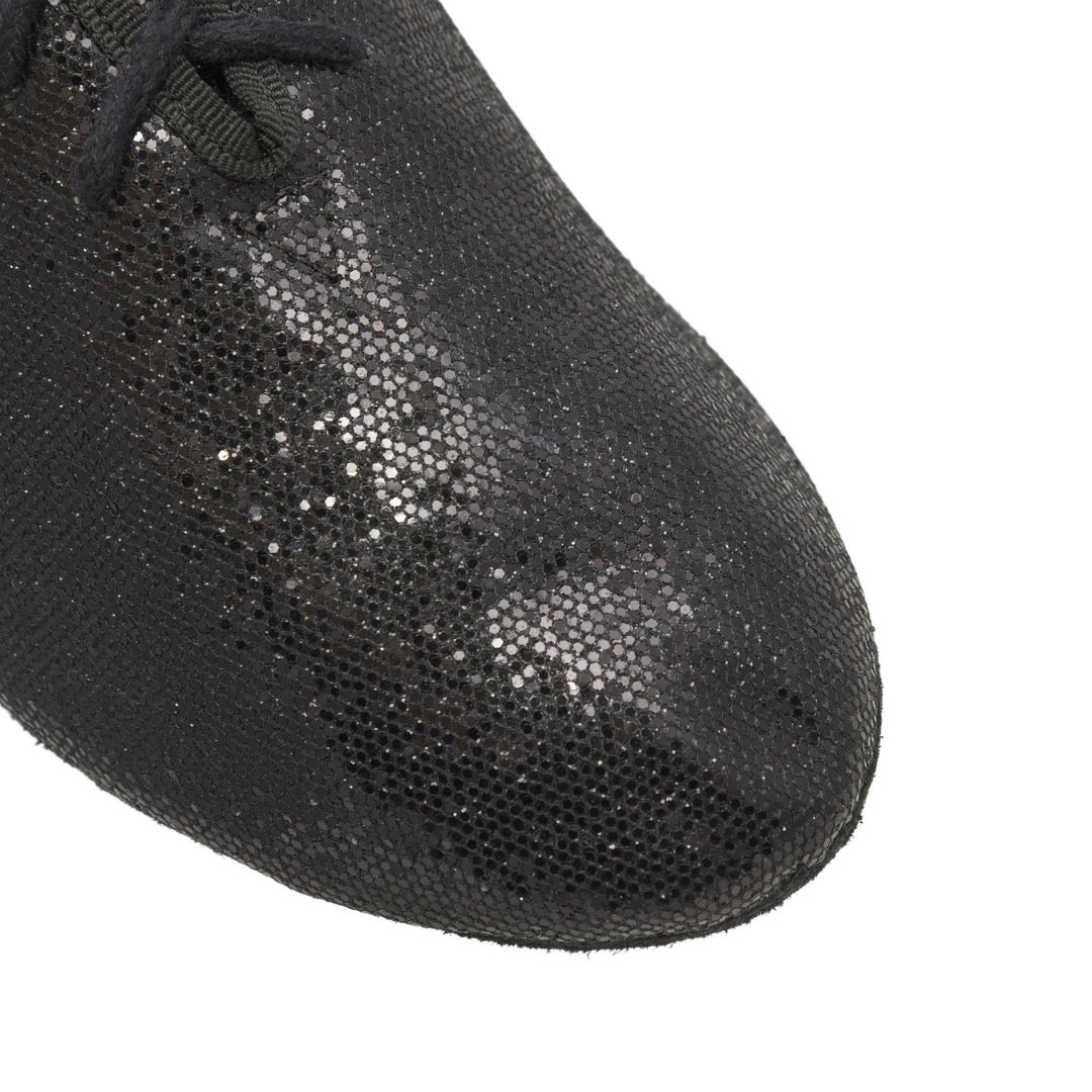 Nahaufnahme der JZE79 So Danca Jazzschuhe in Schwarz von Rumpf mit glänzendem Material und kleinen, funkelnden Kristallen.